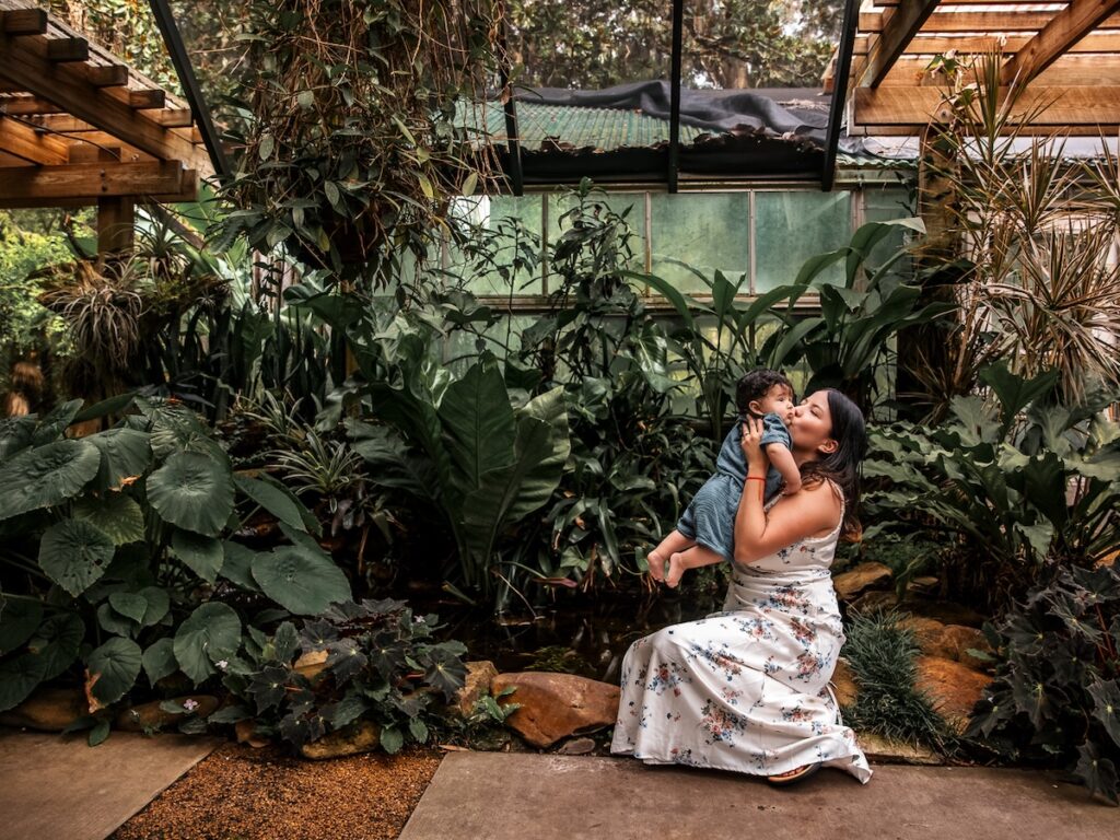 A motherhood photoshoot at Eureka Springs Park in Tampa, Florida